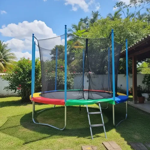 Cama Elástica Slim Brincaí montada no quintal com proteção 360°